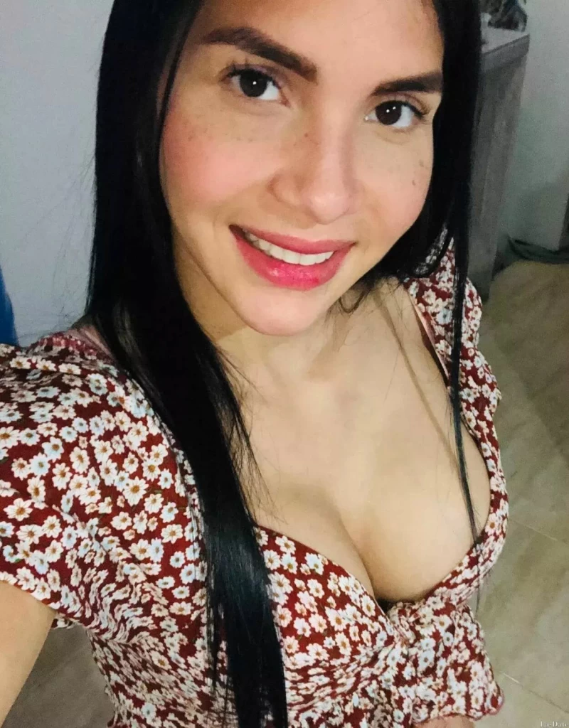 Carmen, 25