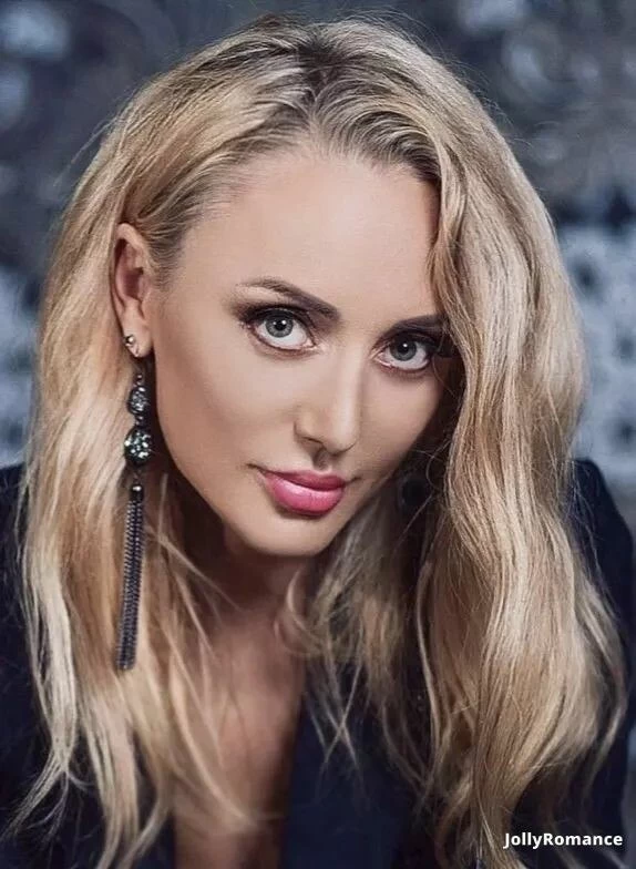Elena, 40